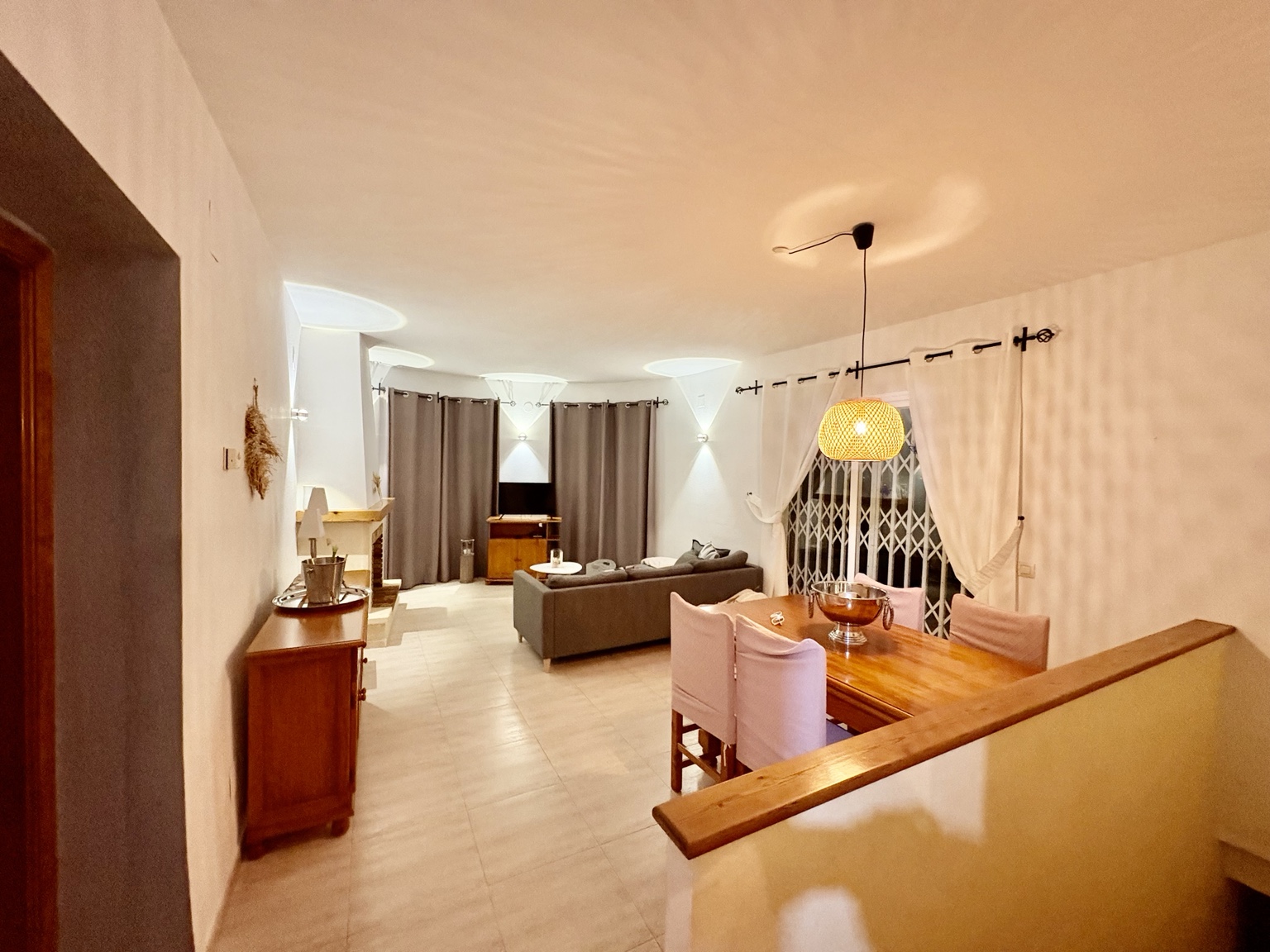 Casa Vista del Sol – Wohnzimmer am Abend
